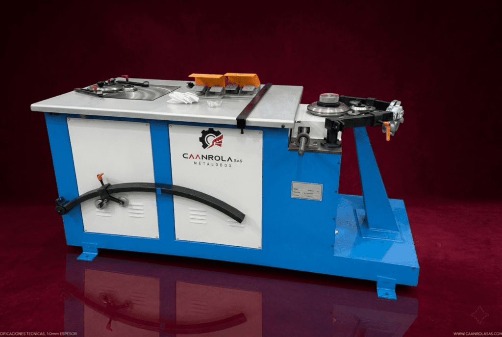 La formadora de codos de CAANROLA SAS METALGUEZ está diseñada para producir codos metálicos de manera rápida y precisa, optimizando la fabricación de ductos de ventilación, aire acondicionado y sistemas industriales. Su estructura robusta y su sistema de accionamiento confiable garantizan uniformidad en cada pieza, reduciendo tiempos de producción y asegurando acabados de alta calidad.