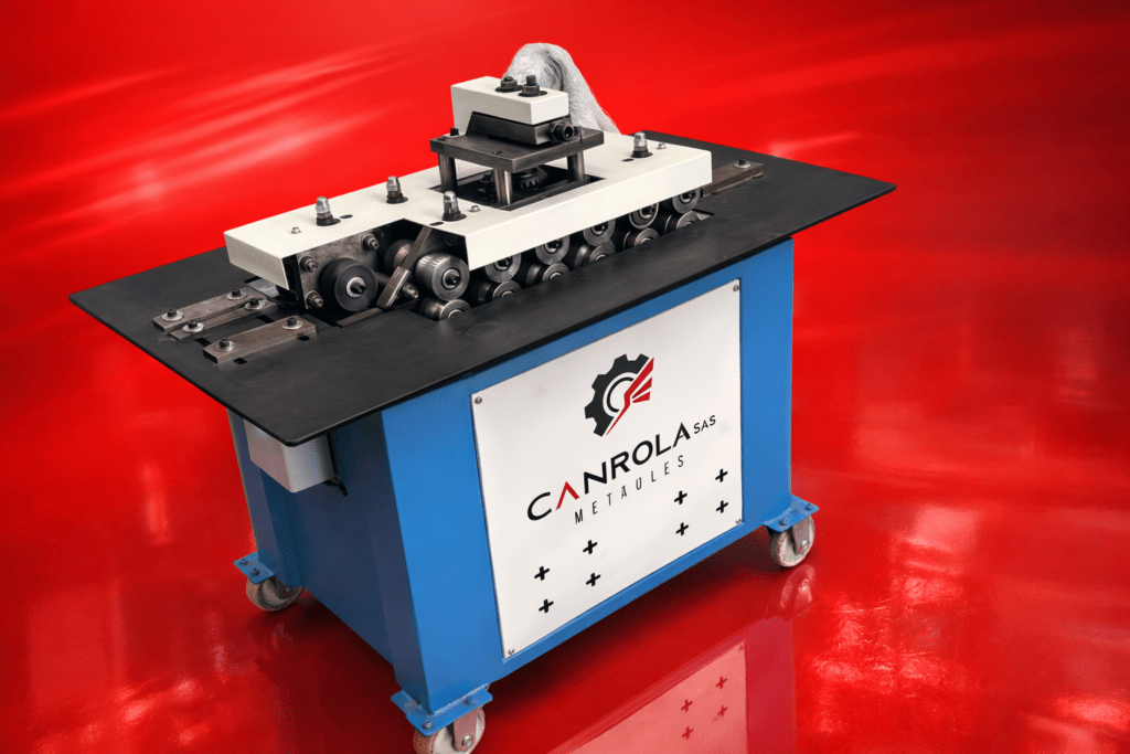 La SA15HB en su versión grafadora (también conocida como engargoladora de conductos) es la máquina fundamental para el cierre de costuras en la fabricación de ductos de ventilación y aire acondicionado (HVAC). A diferencia de una cortadora, este modelo está diseñado específicamente para realizar el "Pittsburgh Lock" y otros cierres mecánicos en lámina. Aquí tienes la descripción técnica para que tu equipo de ventas destaque su productividad: 1. Funcionamiento y Versatilidad Es una máquina de formado por rodillos que procesa la lámina de forma continua. Cuenta con diferentes estaciones de rodillos (generalmente 7 o 9 estaciones) que doblan el borde del metal gradualmente. * Cierre Pittsburgh: Es el perfil estándar de la industria. Crea una "hembra" y un "macho" que encajan a presión para unir las esquinas de los ductos rectangulares. * Capacidad de Calibre: Está optimizada para trabajar lámina galvanizada desde calibre 26 hasta calibre 18 (aprox. 0.5 mm a 1.2 mm), cubriendo la mayoría de los requerimientos de construcción. * Velocidad Constante: Procesa metros de lámina en segundos, garantizando que el perfil sea uniforme en toda la longitud del ducto