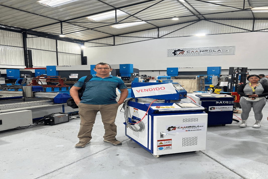 cliente con soldador laser feria caanrola 2023